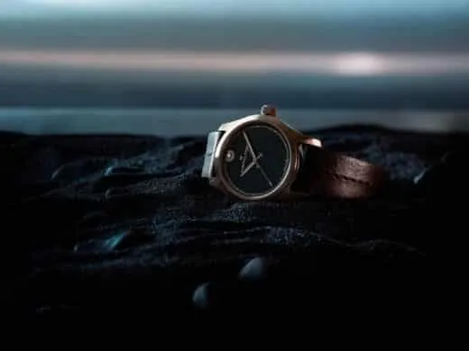 Hamilton Khaki Field Auto The Odyssey Limited Edition con caja de bronce, carátula negra inspirada en el casco de Odiseo y manecillas en forma de espada.