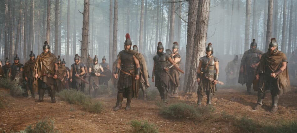 Christopher Nolan y Hamilton vuelven a colaborar con un reloj inspirado en La Odisea Watches World Un grupo de soldados antiguos con armadura que están marchando por un bosque envuelto en niebla con cascos y capas y las armas a la cintura