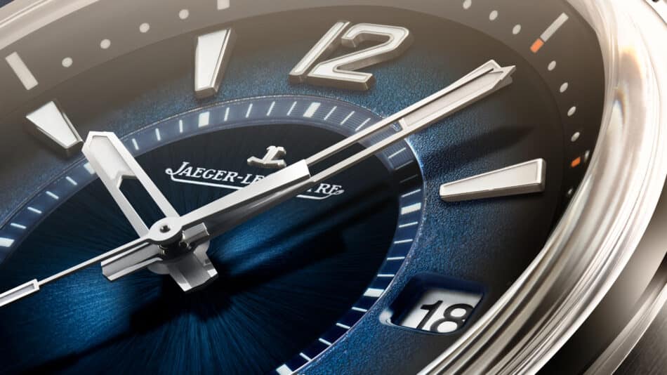 JaegerLeCoultre Polaris Date 40 mm el reloj deportivo que apuesta por la elegancia cotidiana Watches World Close up of a Jaeger LeCoultre luxury watch dial with silver hands on a blue textured face and a date window showing the number 18