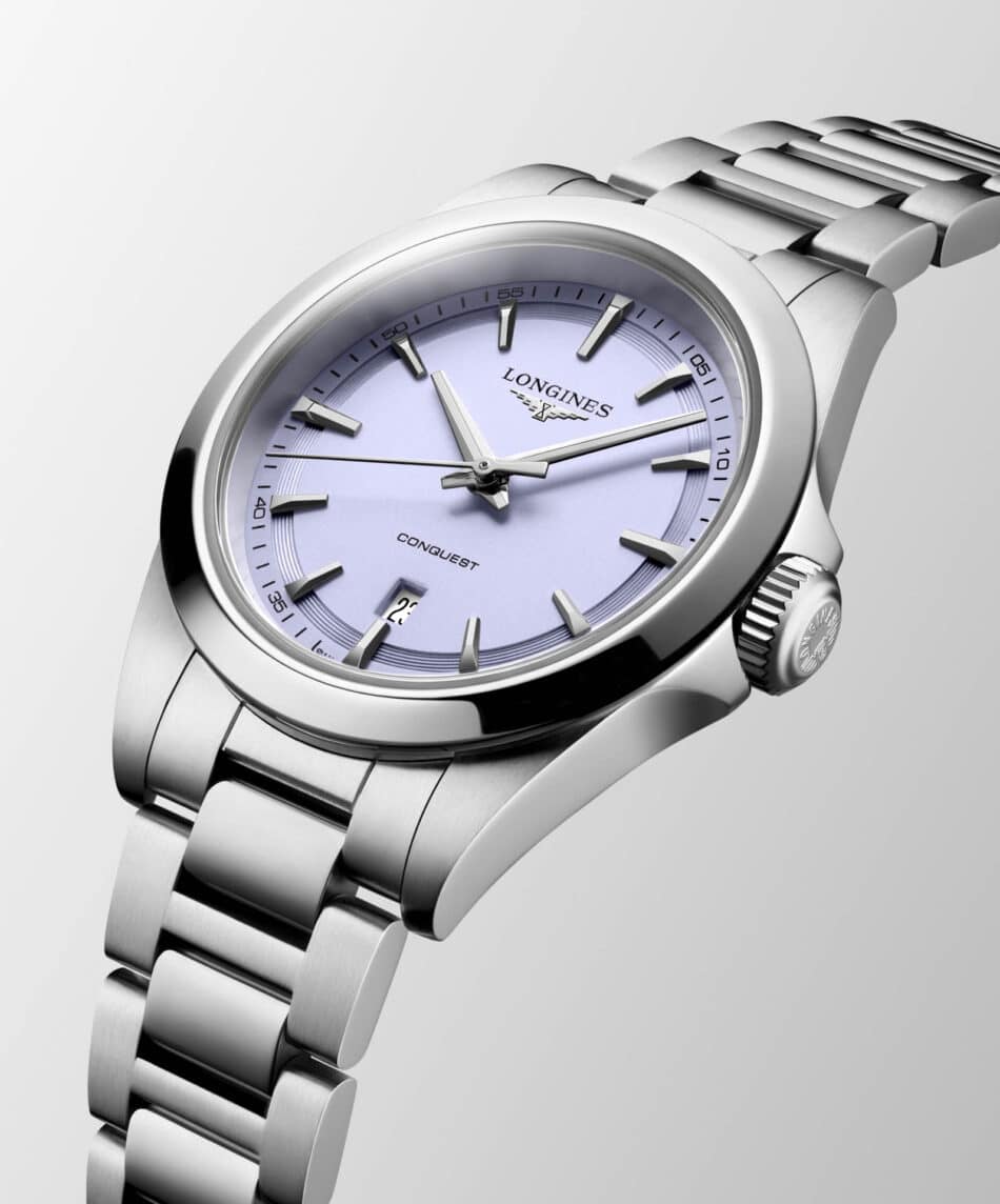 Longines Conquest la colección icónica crece con nuevas versiones de cuarzo Watches World Primer plano de un reloj Longines Conquest de acero inoxidable plateado con esfera de color lavanda claro e índices
