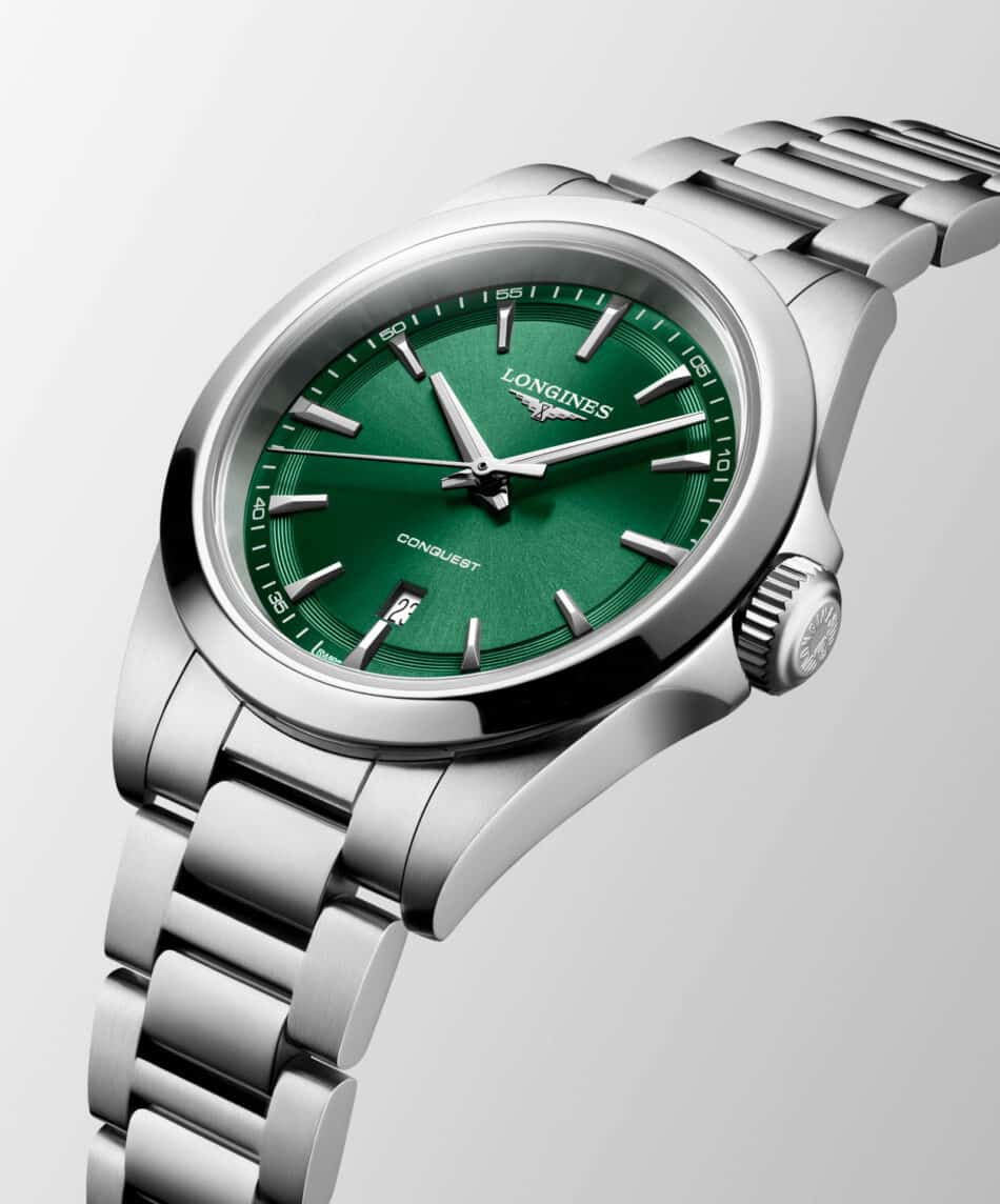 Longines Conquest la colección icónica crece con nuevas versiones de cuarzo Watches World Primer plano de un reloj Longines Conquest de acero inoxidable con esfera verde índices plateados y ventana de fecha
