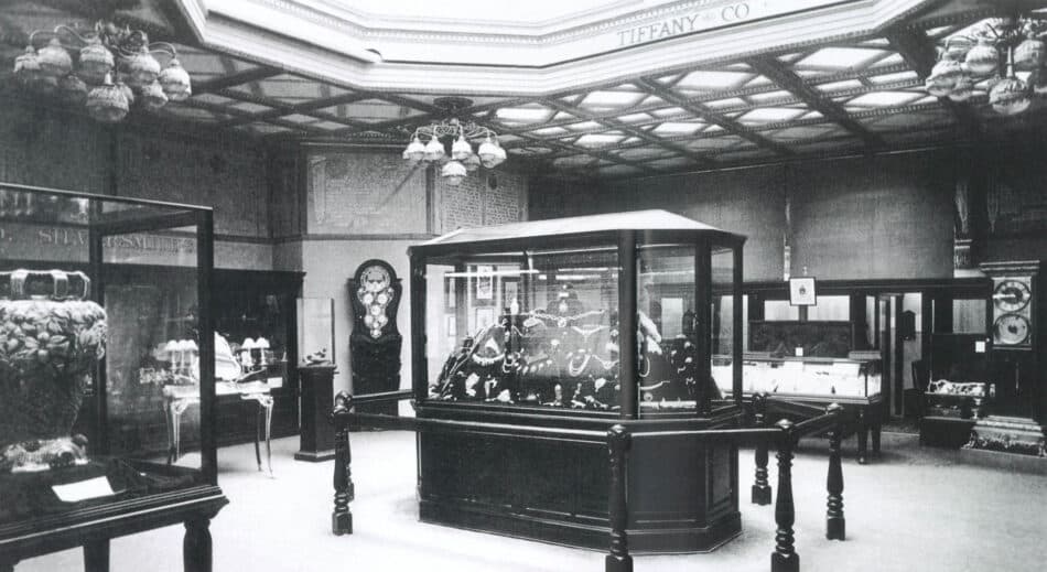 Tiffany Co display at the 1893 Worlds Columbian Exposition Chicago Watches World Interior histórico de la joyería Tiffany Co con vitrinas de cristal y lámparas de techo ornamentadas