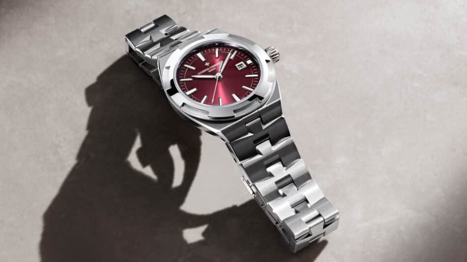 Overseas Automático 345 mm así son los nuevos relojes de Vacheron Constantin Watches World Versión en acero inoxidable del Vacheron Constantin Overseas Automático con carátula roja lacada
