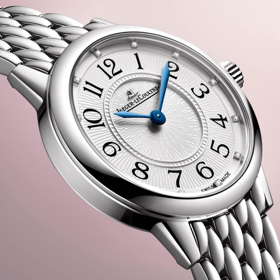 Stacked from 28 images Method=B R=8S=4 Watches World Primer plano de un reloj de pulsera Jaeger LeCoultre plateado con esfera blanca agujas azules y brazalete de eslabones metálicosp of a silver Jaeger LeCoultre wristwatch with a white dial blue hands and a metal link bracelet