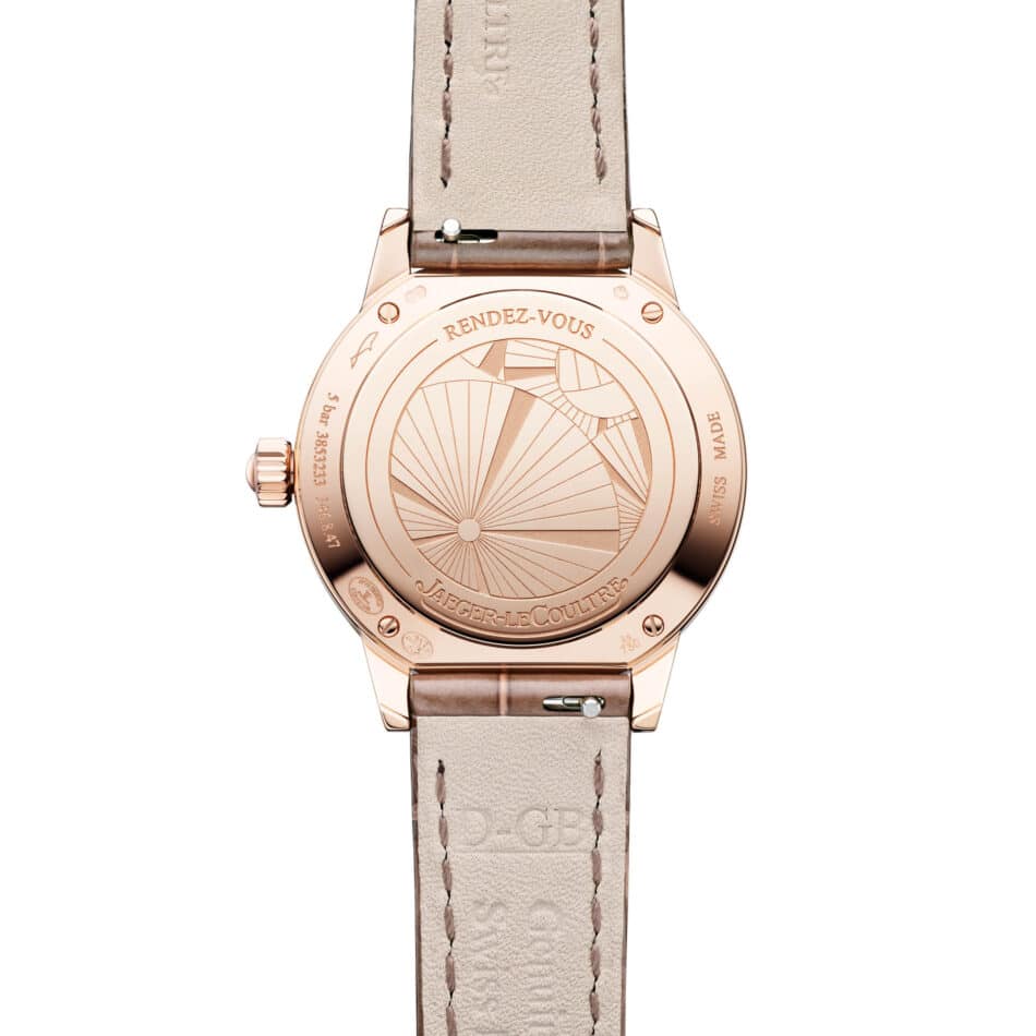 RendezVous Jewellery Night Day back Watches World Reloj de pulsera Jaeger LeCoultre en oro rosa visto desde atrás con correa de piel beige y fondo de caja con un motivo circular grabado