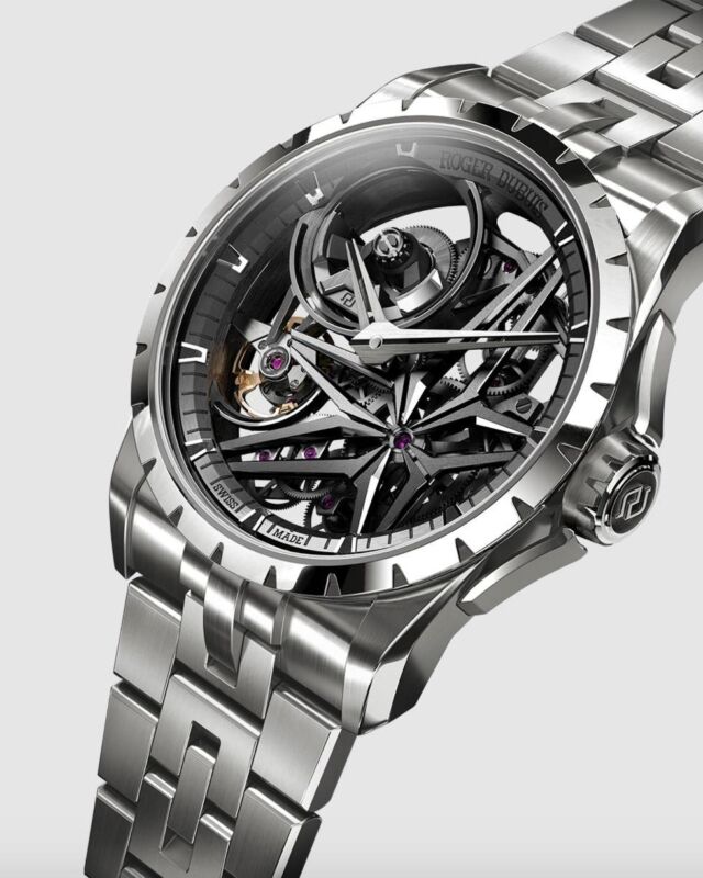 Nuestro #SkeletonWatch de la semana es Roger Dubuis Excalibur MB en titanio de grado 5 en 42 mm. Moderno y elegante, este reloj está decorado con un esmalte mate de primera calidad. El calibre RD720SQ presenta un equilibrio perfecto entre estética y rendimiento, ofreciendo 72 horas de reserva de energía. ¿Sabes si es un reloj de cuerda manual o automático? #RogerDubuis #watch #watches #reloj #relojes #lujo #luxury #SwissMade #WatchesWorld #watchesofinstagram