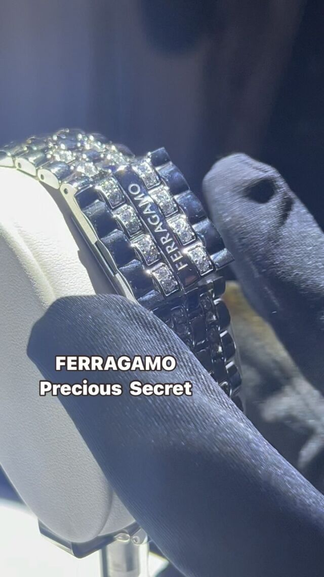 #Ferragamo #Secret, un nuevo reloj icónico del Director Creativo Maximilian Davis. A la primera mirada,  una pulsera y al activar su corona, una joya del tiempo. 
#Diamonds #Secretwatch #secret #swissmade #watchesworld